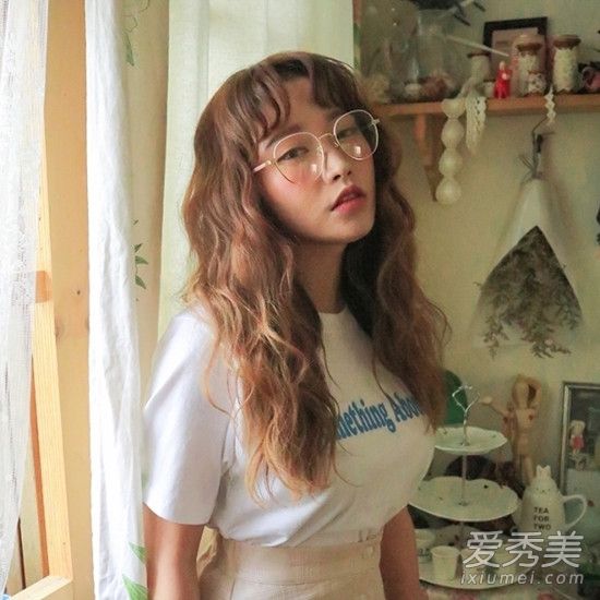 金框眼镜适合什么人 金框眼镜适合什么肤色
