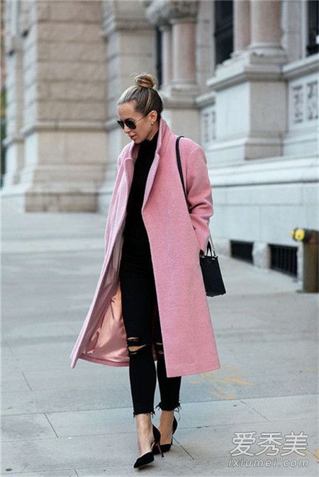 粉色大衣怎么搭配好看 粉色大衣搭配什么颜色毛衣