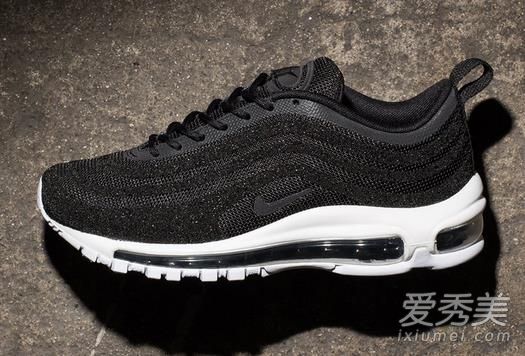 劉亦菲和楊洋尬舞時穿的運動鞋是什麼牌子 nike air max 97多少錢