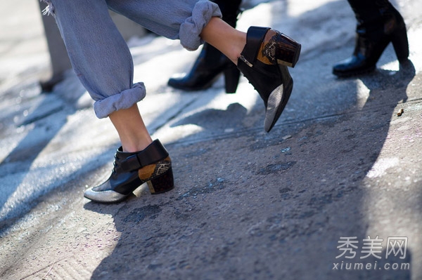 短靴PK球鞋 纽约时装周街头美鞋盘点