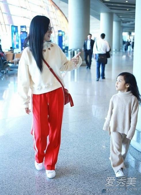 李小璐机场红色校服裤是什么牌子 校服裤怎么穿好看