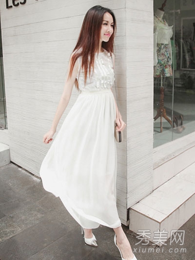 白色蕾丝连衣裙 如嫁衣般美好纯净