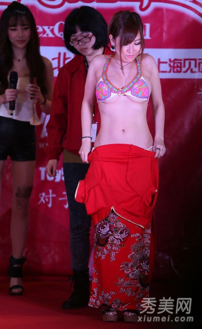 上海国际成人展 女优上演情趣内衣秀
