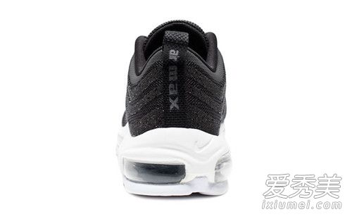 劉亦菲和楊洋尬舞時穿的運動鞋是什麼牌子 nike air max 97多少錢