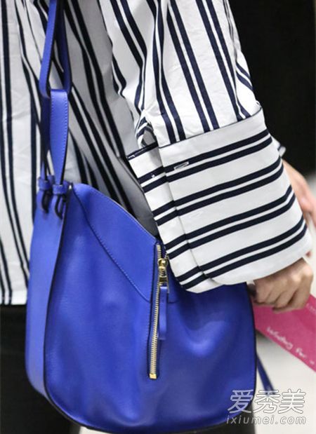 江疏影机场宝蓝色包包是什么牌子 江疏影同款包包品牌