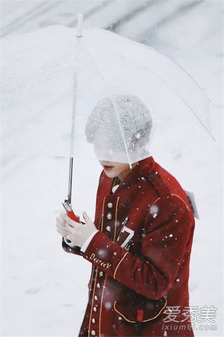 鹿晗穿红衣在雪地撑伞 鹿晗红衣外套是什么牌子