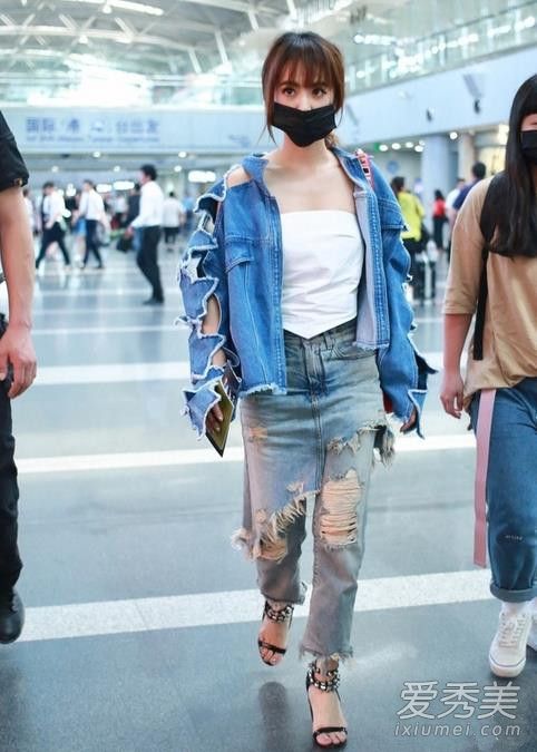 蔡依林机场牛仔外套是什么牌子 泰国潮牌pony stone的衣服怎么样