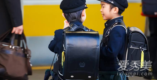 日本小学生书包有多重 日本小学生书包是什么材质做的