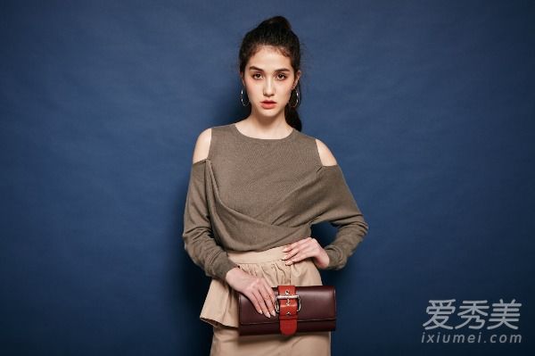 超火的一字领 教你怎么穿搭有气质 一字领针织穿搭
