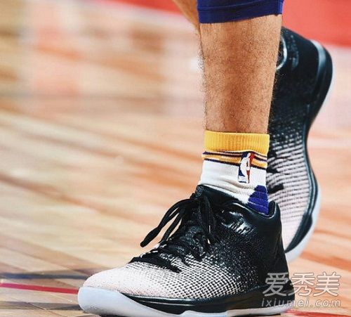 nba夏季聯賽湖人對小牛朗佐鮑爾球哥上腳穿的球鞋是什麼?