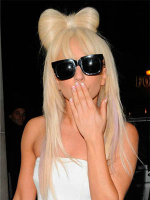 赵薇模仿Gaga蝴蝶结头造型是美人还是雷人