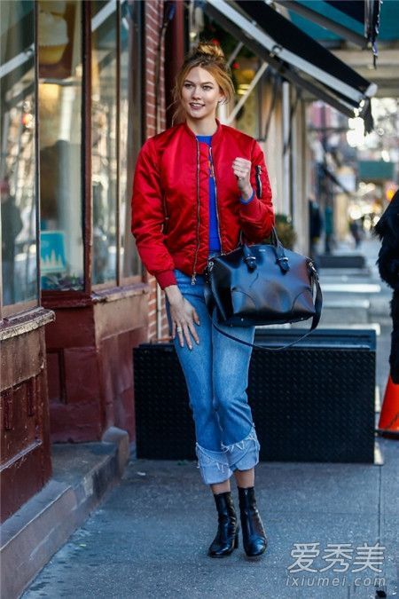 红色的衣服配什么样的裤子？他们这样看起来最好。