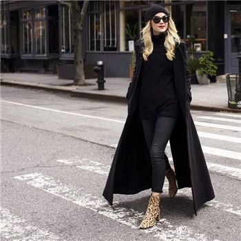 你穿着黑色外套干什么？全黑穿黑女孩的风格！