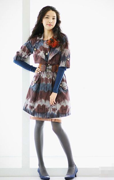 鲜艳的风衣让OL成为深秋不可战胜的花朵。