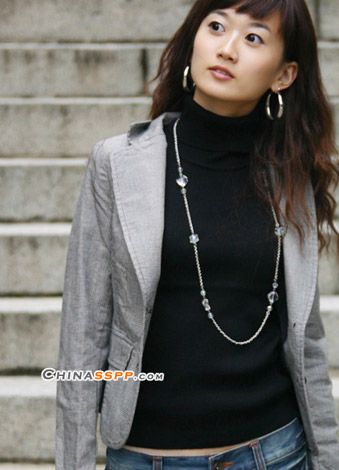 女士的外套搭配得很巧妙。