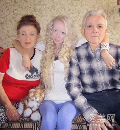 乌克兰“真人芭比”家庭 爷爷奶奶也整形