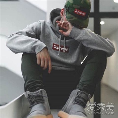 男孩子怎么穿高级背心?