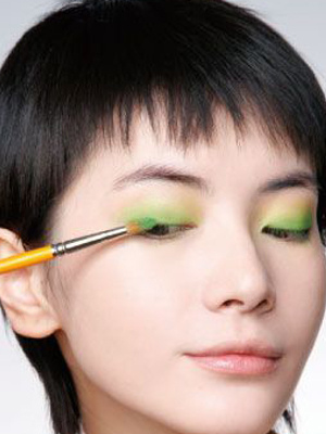 DIY：饱和色眼妆的化妆步骤
