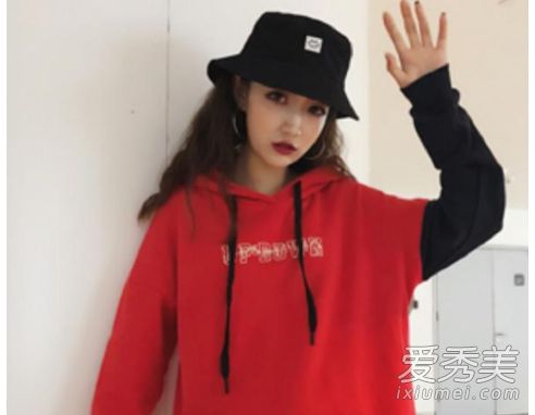 女孩嘻哈风格的服装和建立技能小女孩嘻哈服装和建立