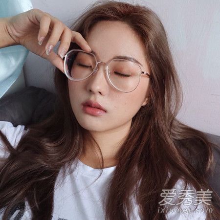 戴眼镜化什么妆 适合戴眼镜女生的妆容教程