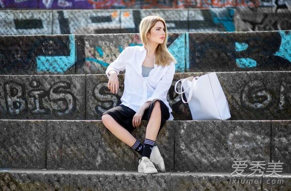 白衬衫和运动鞋混合搭配是法宝