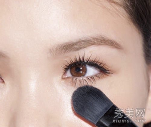 化妆技巧：用眼影代替眼线、指甲油、眉笔