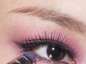 粉紫色妆容打造夺魂大眼