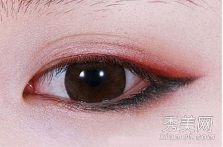 单眼皮化妆技巧：用内眼线+眼影让眼睛变大