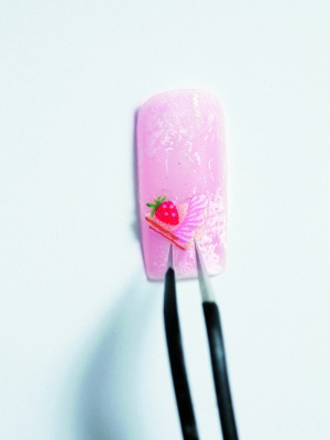 美甲課堂 教你DIY可愛草莓蛋糕指甲