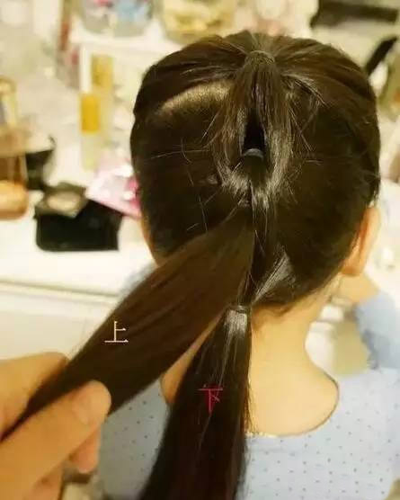 “六一”小女孩发型绑扎方法 法式编发大人也能扎呢
