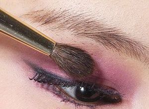 粉紫色妆容打造夺魂大眼