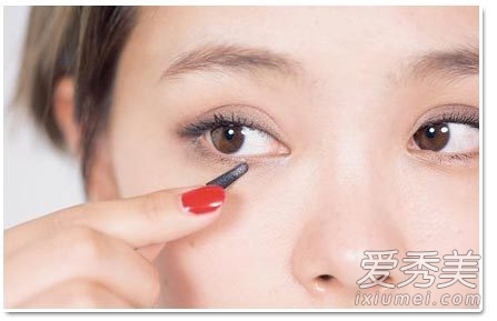 眼影代替眼线 6个化妆技巧放大双眼
