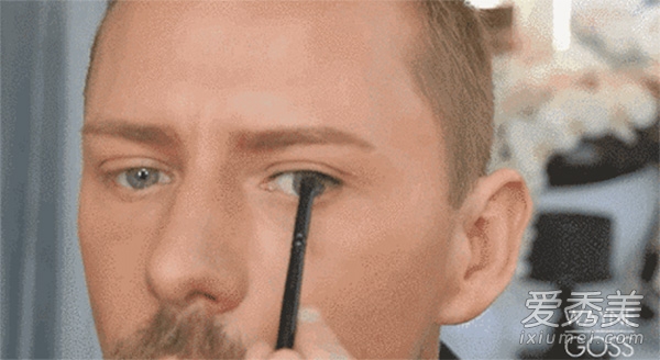 大眼妆技巧：化妆师亲身示范内眼线画法