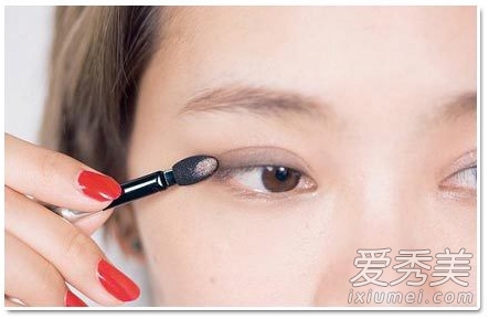 眼影代替眼線 6個化妝技巧放大雙眼