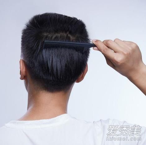 蔡徐坤新发型怎么弄 男生自己怎么吹背头