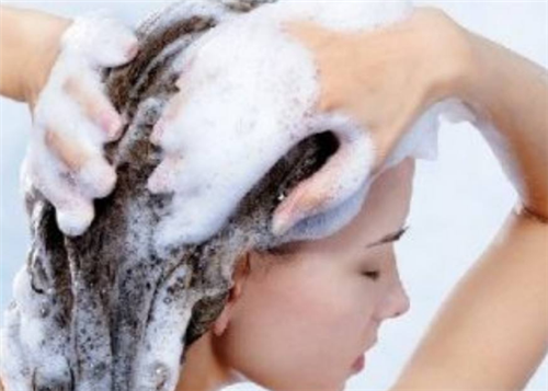 洗头发早上洗还是晚上洗比较好 多久洗一次头发最正常