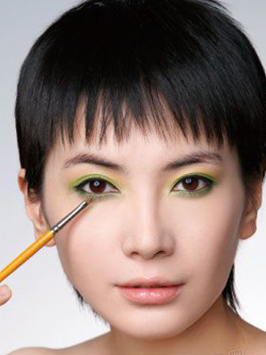 DIY：饱和色眼妆的化妆步骤