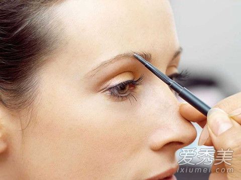 眼线笔可以当眉笔使用吗 如何用眼线笔化眉毛