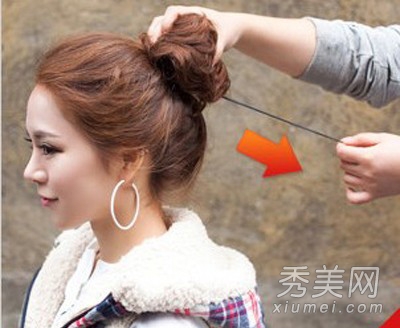 韩式蓬松丸子头扎法图解 扎出可爱气质