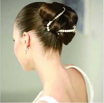罗曼蒂克新娘发型 发髻与婚纱的完美搭配