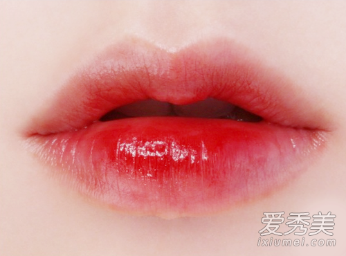 花瓣染唇暂时缓缓 日本流行LOVE心型唇 唇妆的画法