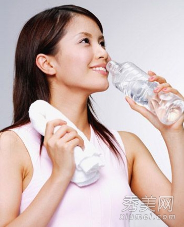 女子每日3升水減齡10歲 怎麼喝水才健康？