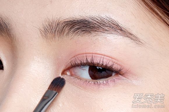 干燥玫瑰眼妆画法 打造楚楚动人明眸 眼妆的画法步骤