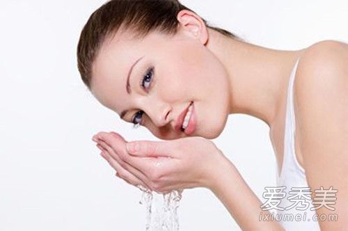 怎样洗脸可以美白又收缩毛孔 如何用牛奶正确洗脸