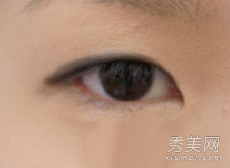 單眼皮化妝：隻需眼線+眼影打造雙眼皮