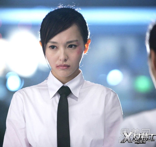 唐嫣手缠绷带亮相 《X女特工》美妆盘点
