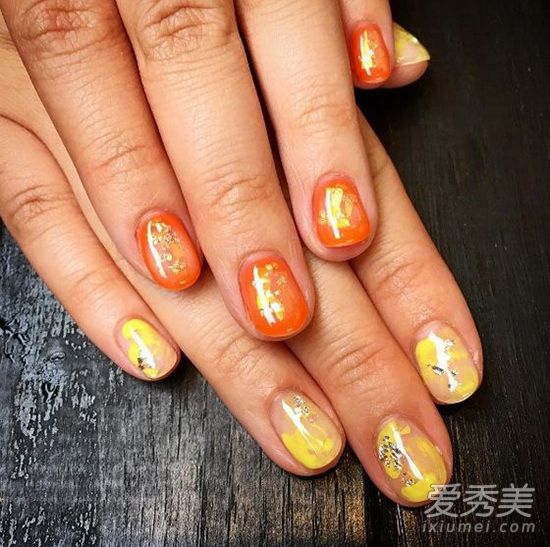 两只手指甲颜色不同？日本流行的不对称指彩 美甲图案