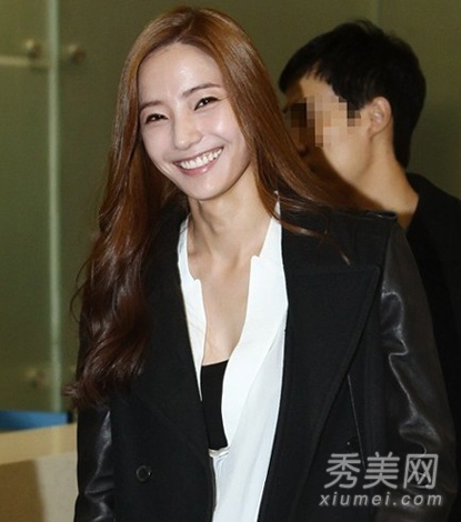 韩国女星韩彩英示范 韩式气质减龄发型