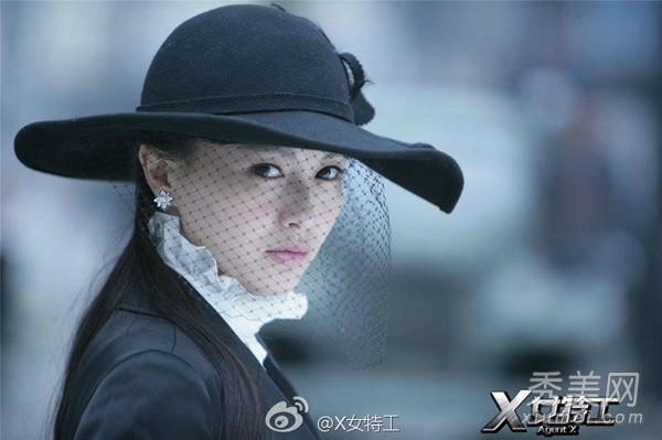 唐嫣手缠绷带亮相 《X女特工》美妆盘点