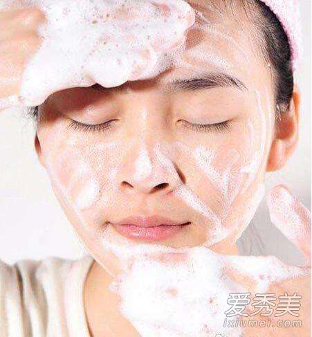 怎么洗脸才能把脸洗干净？如何洗脸才能清洁皮肤？ 洗脸的正确方法